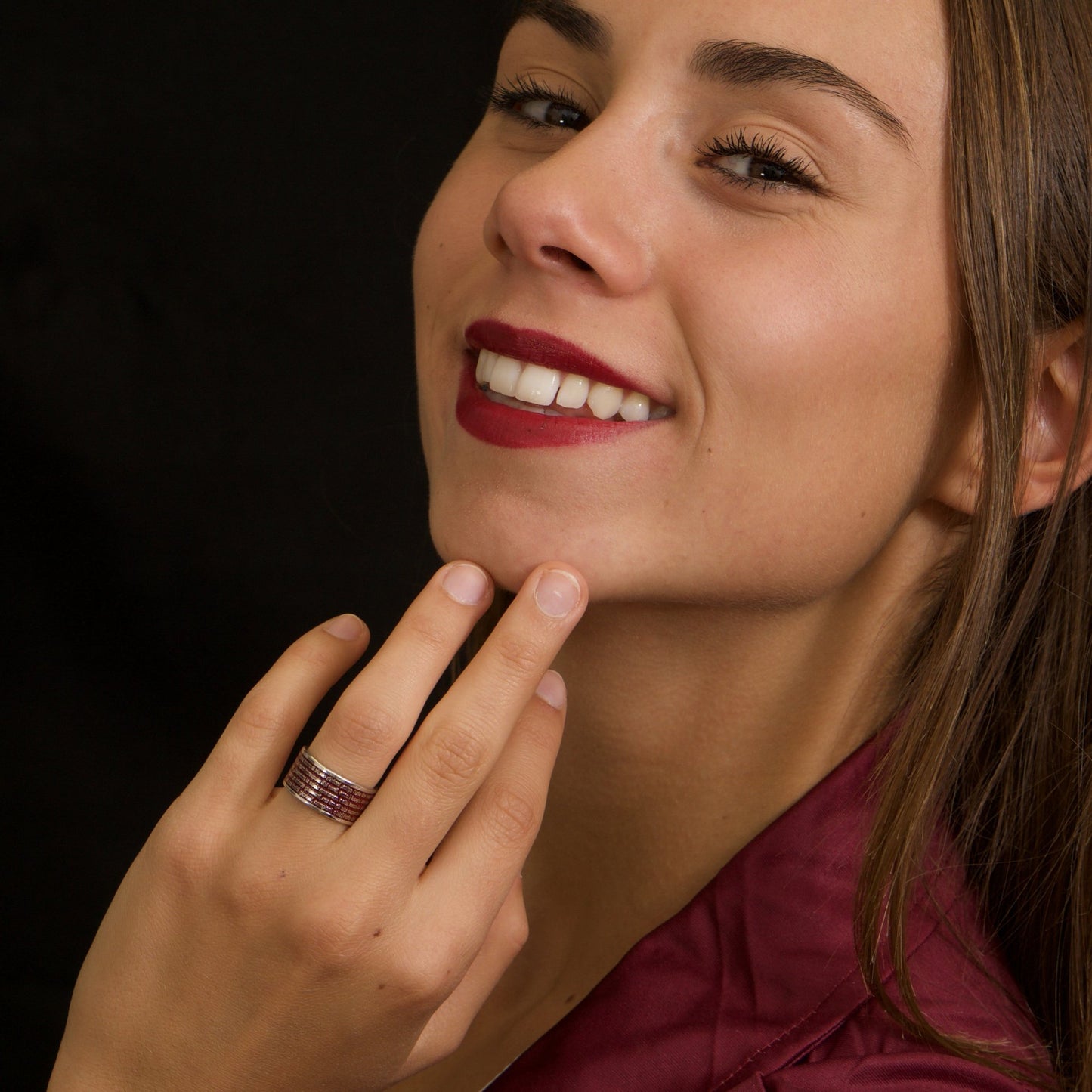 mmagina di indossare un anello a fascia di 9 mm, realizzato con cura nel nostro laboratorio orafo. La superficie liscia al tatto è interrotta da un'incisione raffinata: le parole dell'inno dell'US Livorno, scolpite con precisione grazie alla tecnica laser, sono vivacizzate da uno smalto a caldo che conferisce profondità e contrasto. Questo gioiello personalizzato celebra la passione calcistica con eleganza e orgoglio. Perfetto per chi desidera portare sempre con sé l'essenza della propria squadra del cuore