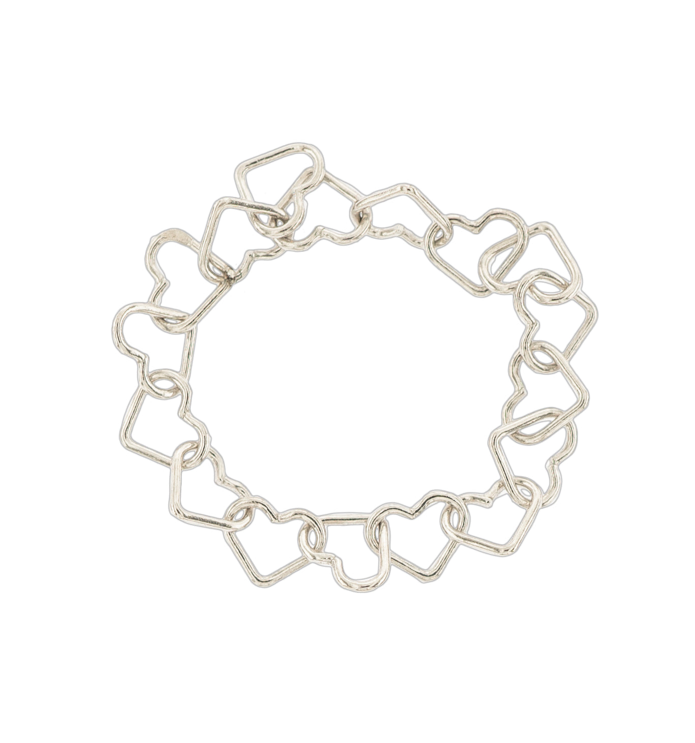 Questo anello è composto da una serie di maglie intrecciate a forma di cuore 💕, realizzate in argento 925 con un design raffinato. Al tatto è liscio e leggero, mentre la superficie lucida riflette la luce con eleganza. Disponibile in tre varianti: bianco luminoso, rosa romantico e giallo caldo, ogni versione racconta un’emozione unica. È un gioiello simbolico, perfetto per chi desidera indossare l’amore e l’armonia.
