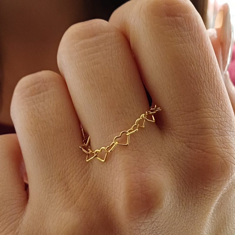 Questo anello è composto da una serie di maglie intrecciate a forma di cuore 💕, realizzate in argento 925 con un design raffinato. Al tatto è liscio e leggero, mentre la superficie lucida riflette la luce con eleganza. Disponibile in tre varianti: bianco luminoso, rosa romantico e giallo caldo, ogni versione racconta un’emozione unica. È un gioiello simbolico, perfetto per chi desidera indossare l’amore e l’armonia.