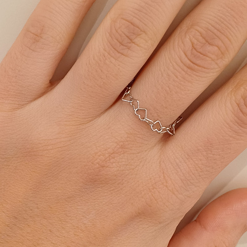 Questo anello è composto da una serie di maglie intrecciate a forma di cuore 💕, realizzate in argento 925 con un design raffinato. Al tatto è liscio e leggero, mentre la superficie lucida riflette la luce con eleganza. Disponibile in tre varianti: bianco luminoso, rosa romantico e giallo caldo, ogni versione racconta un’emozione unica. È un gioiello simbolico, perfetto per chi desidera indossare l’amore e l’armonia.