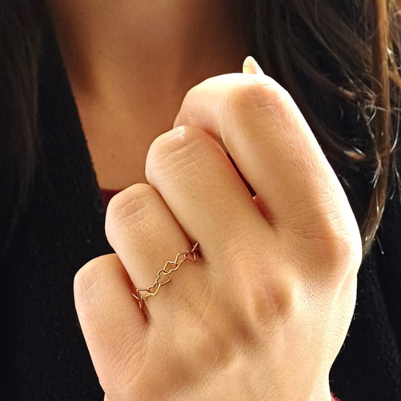 Questo anello è composto da una serie di maglie intrecciate a forma di cuore 💕, realizzate in argento 925 con un design raffinato. Al tatto è liscio e leggero, mentre la superficie lucida riflette la luce con eleganza. Disponibile in tre varianti: bianco luminoso, rosa romantico e giallo caldo, ogni versione racconta un’emozione unica. È un gioiello simbolico, perfetto per chi desidera indossare l’amore e l’armonia.
