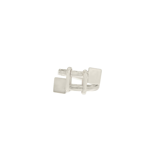 L'anello Mascotte in argento 925 è realizzato interamente a mano da un esperto laboratorio orafo di Livorno. Si distingue per un design unico, dove le testine possono essere incise e personalizzate. Al tatto, la superficie dell’anello è liscia e ben definita, con dettagli precisi che raccontano una lavorazione artigianale accurata. È un gioiello versatile, che unisce eleganza e tradizione, pensato per chi cerca qualcosa di unico e su misura.