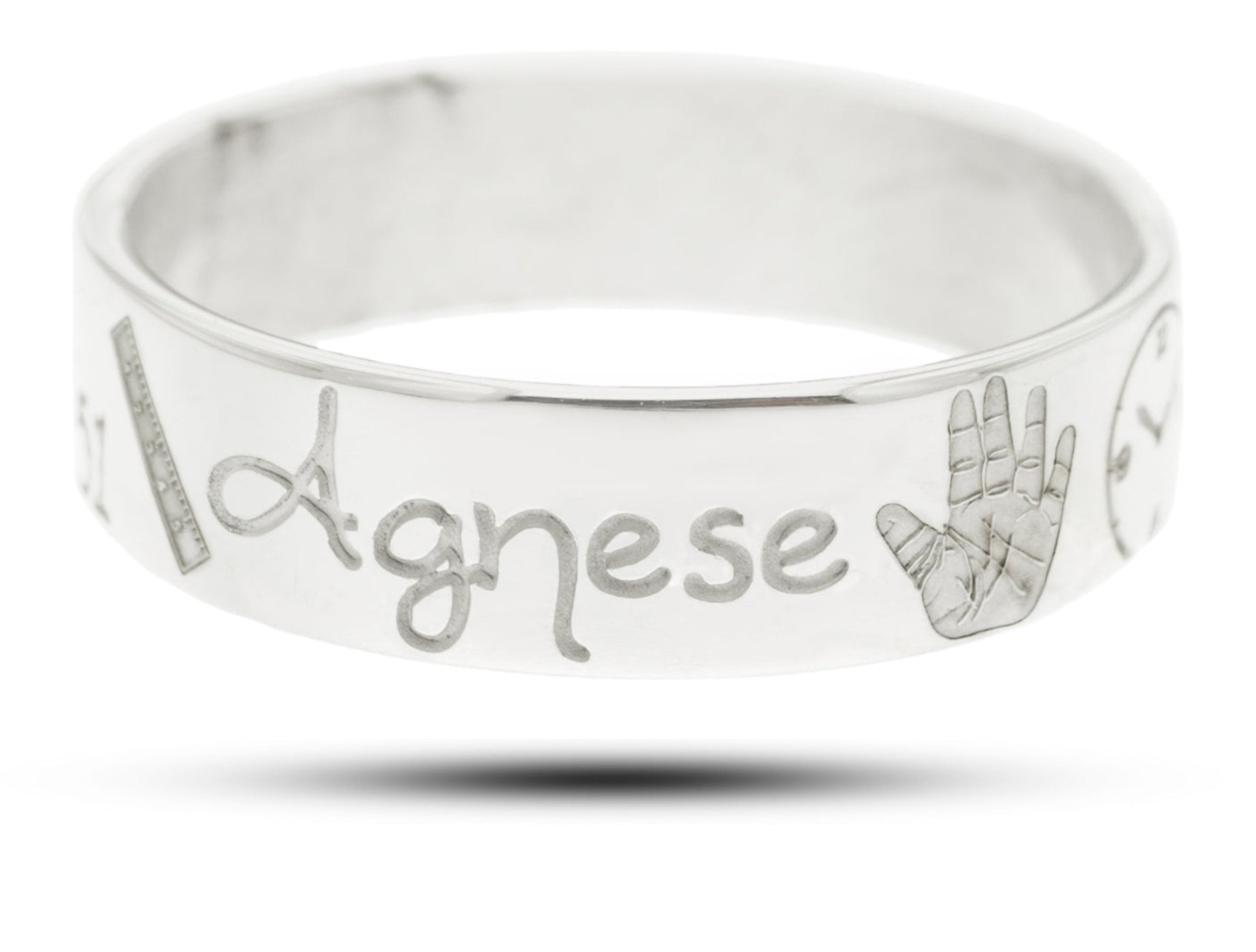 Anello in argento 925, altezza 4 mm, dedicato alla nascita di un bambino. Personalizzabile con nome, data o simboli come impronte e disegni. Gioiello elegante e significativo, perfetto da regalare a mamma o papà come ricordo indimenticabile di un momento unico. Leggero e confortevole da indossare, è un segno d’amore eterno che accompagna la quotidianità con un significato profondo.