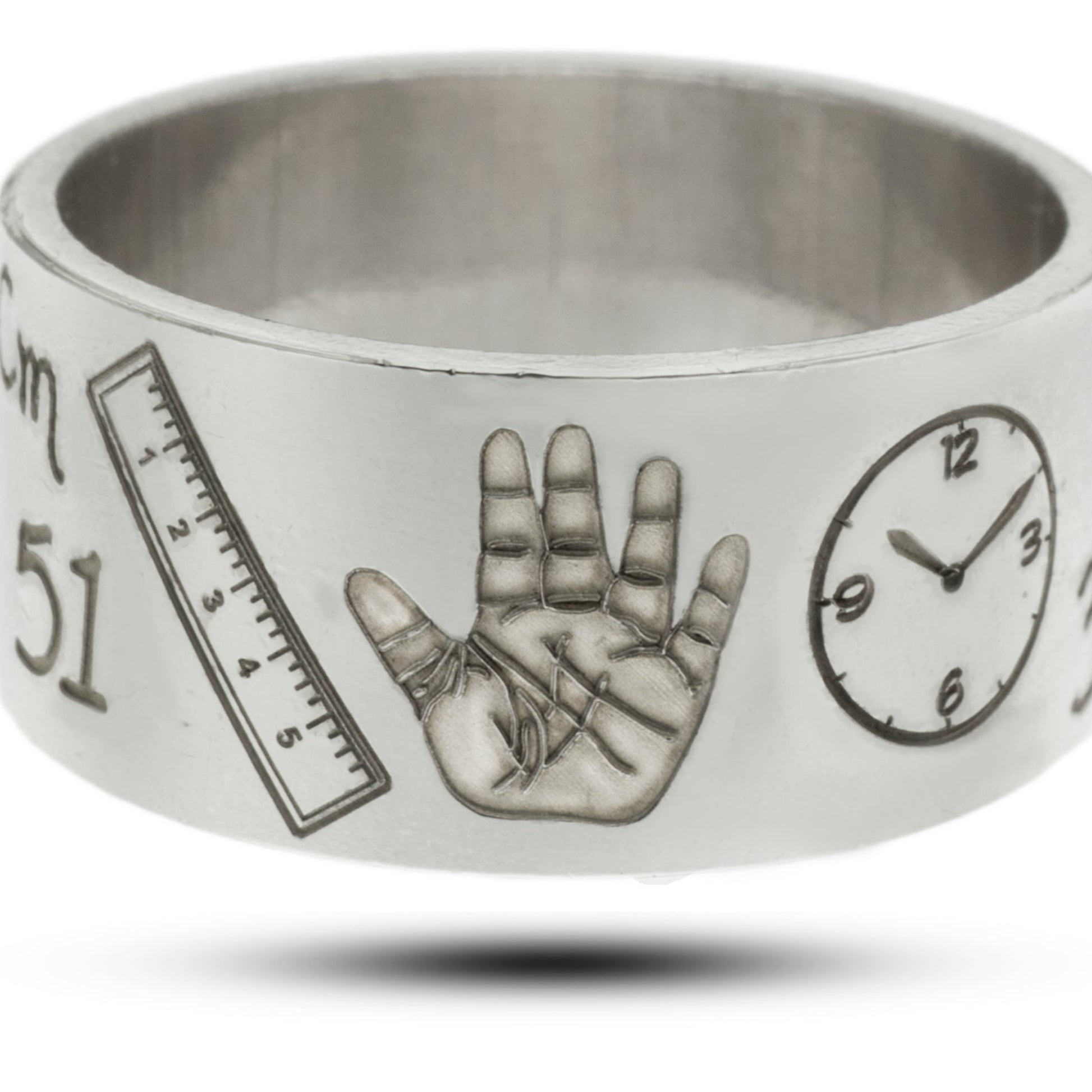 Anello Nascita in argento 925, altezza 1 cm, con incisione personalizzata: impronta della mano, ora e lunghezza del neonato. Un ricordo speciale da indossare ogni giorno, pensato per celebrare l’arrivo di una nuova vita. Perfetto come dono alla mamma o al papà, un gioiello che porta con sé emozione, amore e memoria.