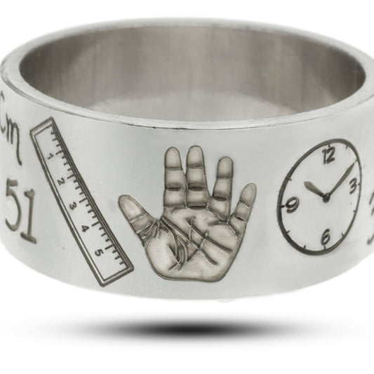 Anello Nascita in argento 925, altezza 1 cm, con incisione personalizzata: impronta della mano, ora e lunghezza del neonato. Un ricordo speciale da indossare ogni giorno, pensato per celebrare l’arrivo di una nuova vita. Perfetto come dono alla mamma o al papà, un gioiello che porta con sé emozione, amore e memoria.