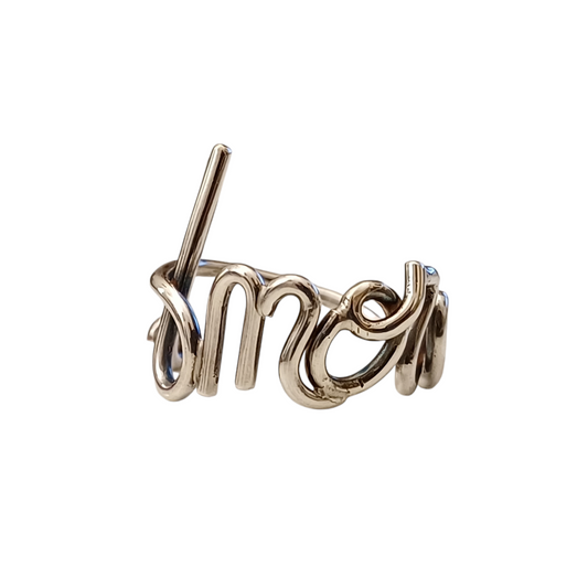 Immagina di accarezzare un filo d’argento liscio e brillante, che si snoda e si intreccia con eleganza fino a formare un nome. È un anello leggero e morbido al tatto, con curve armoniose e una struttura aperta, che segue dolcemente la forma del dito. Ogni lettera è parte di un unico filo, senza interruzioni, donando una sensazione di fluidità e continuità. Un gioiello su misura, pieno di emozione e personalità.