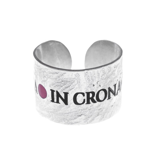 Anello Medium in argento 925, fascia alta 13 mm, realizzato a mano nel nostro laboratorio orafo, con incisione personalizzabile, vista frontale.