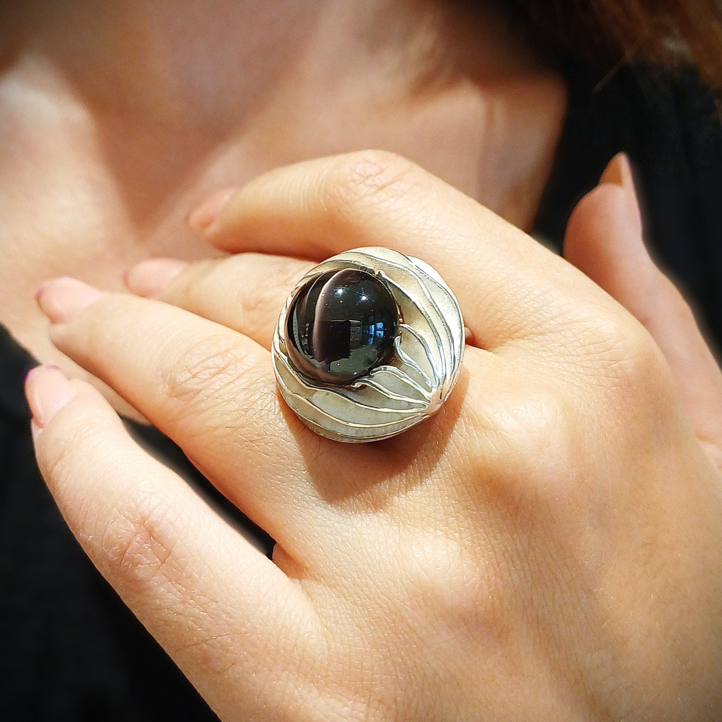 Anello in argento con diopside naturale, misura 14. Prezzo: €320. Un gioiello artigianale che unisce eleganza e significato.