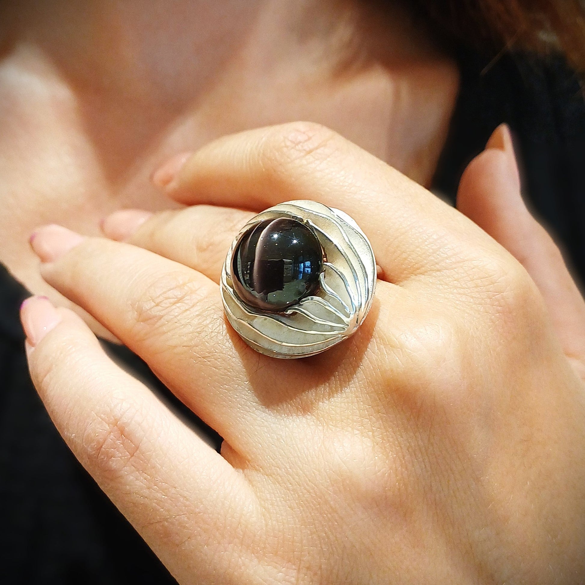 Anello in argento con diopside naturale, misura 14. Prezzo: €320. Un gioiello artigianale che unisce eleganza e significato.