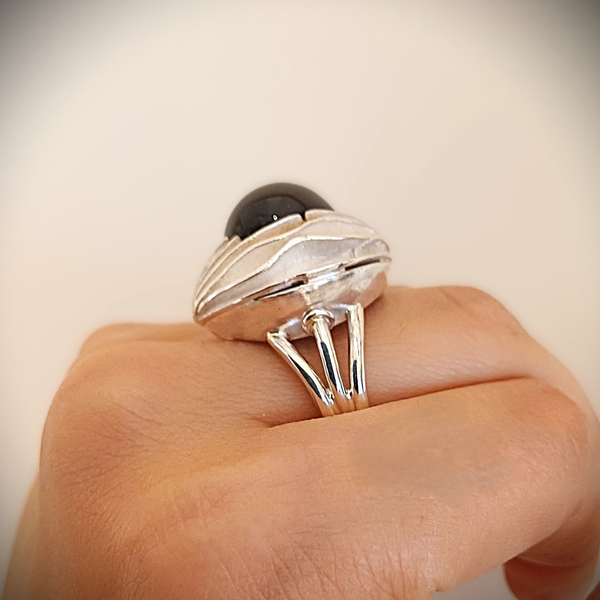 Anello in argento con diopside naturale, misura 14. Prezzo: €320. Un gioiello artigianale che unisce eleganza e significato.