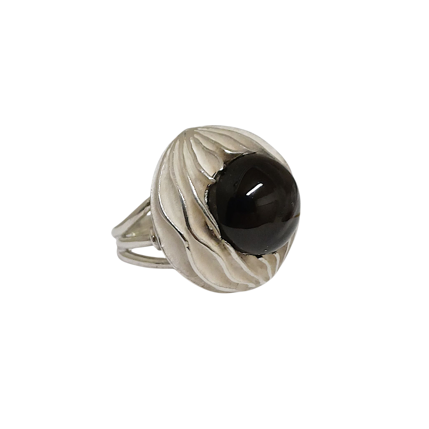 Anello in argento con diopside naturale, misura 14. Prezzo: €320. Un gioiello artigianale che unisce eleganza e significato.