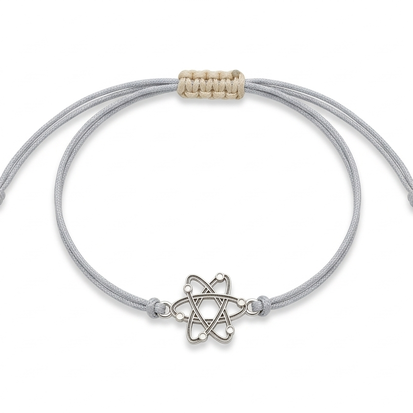 Ogni bracciale viene realizzato nel nostro laboratorio orafo a Livorno, con la cura e l’attenzione che mettiamo in ogni creazione.
Il pendente è lavorato in argento 925 anallergico, rifinito a mano per garantire qualità e durata nel tempo.
