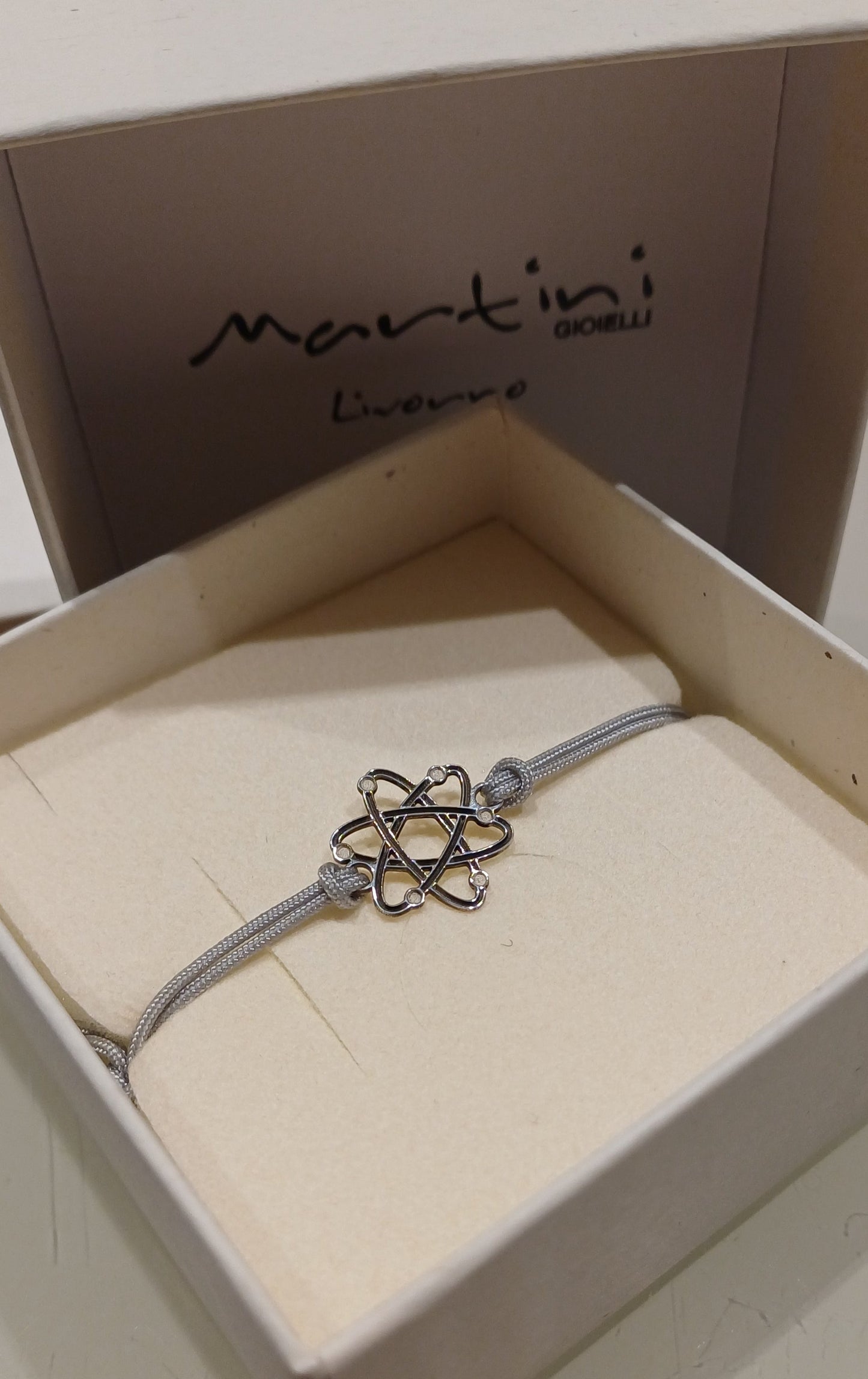 Ogni bracciale viene realizzato nel nostro laboratorio orafo a Livorno, con la cura e l’attenzione che mettiamo in ogni creazione.
Il pendente è lavorato in argento 925 anallergico, rifinito a mano per garantire qualità e durata nel tempo.
