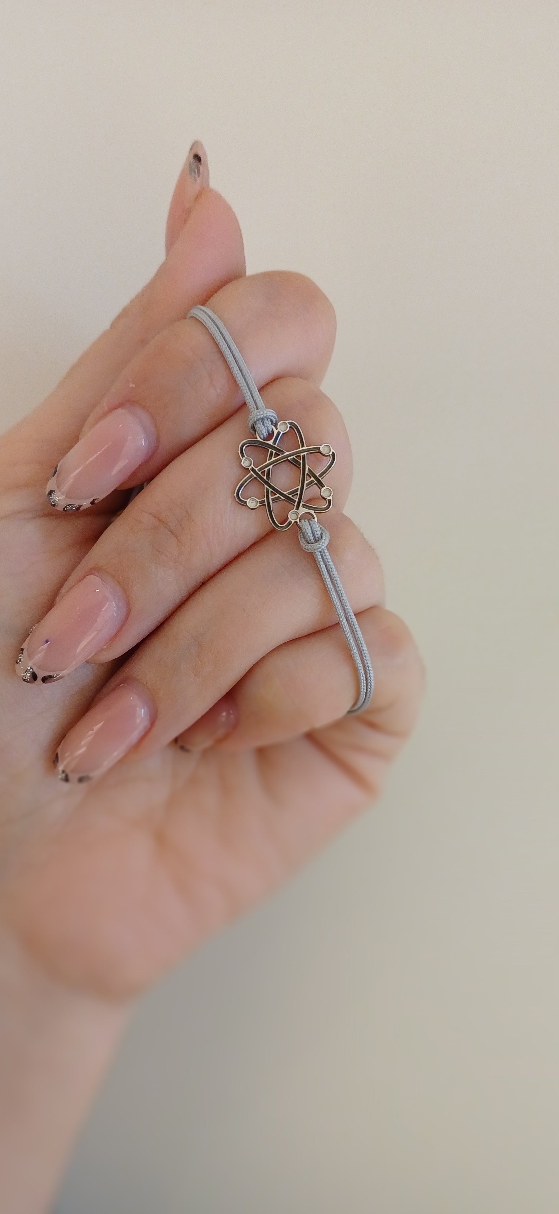 Ogni bracciale viene realizzato nel nostro laboratorio orafo a Livorno, con la cura e l’attenzione che mettiamo in ogni creazione.
Il pendente è lavorato in argento 925 anallergico, rifinito a mano per garantire qualità e durata nel tempo.
