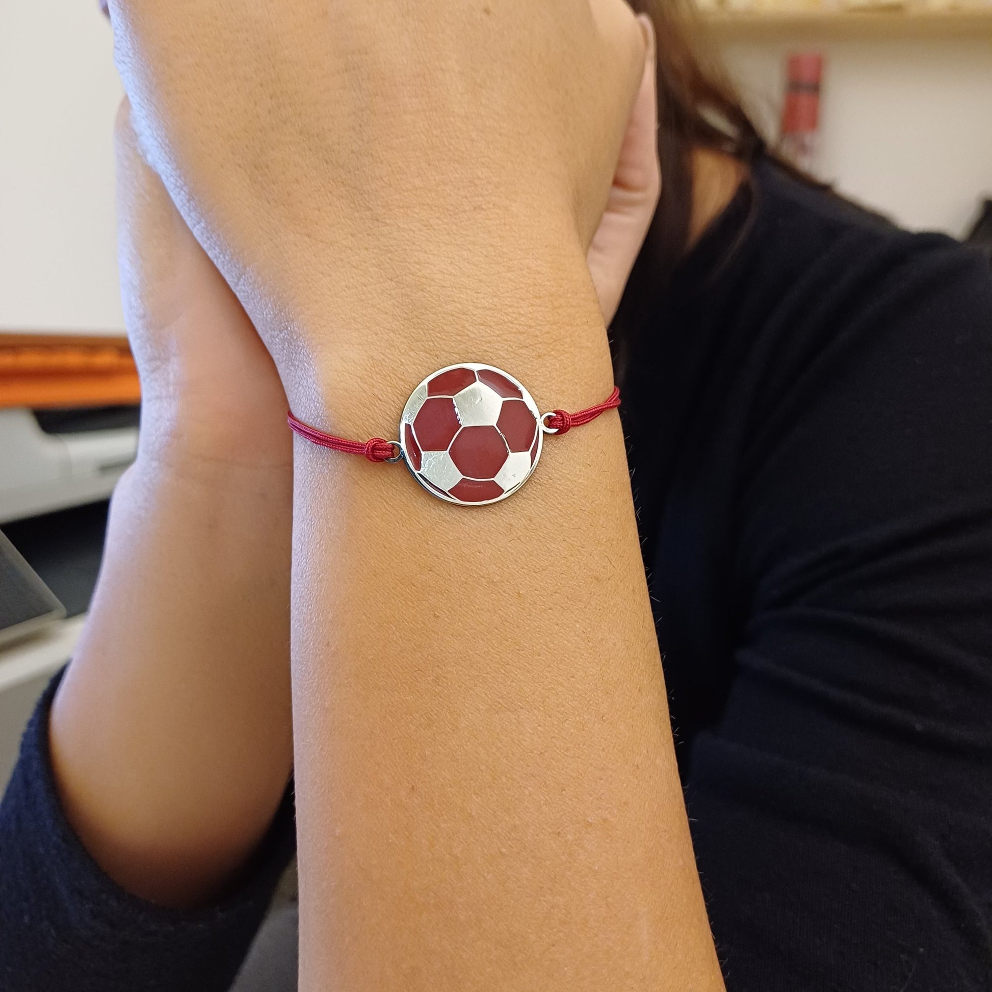 Bracciale in argento 925 realizzato a mano nel nostro laboratorio orafo, con incisione laser e smaltato a calso. Come ulteriore rifinitura è il sagolino marino color amaranto.