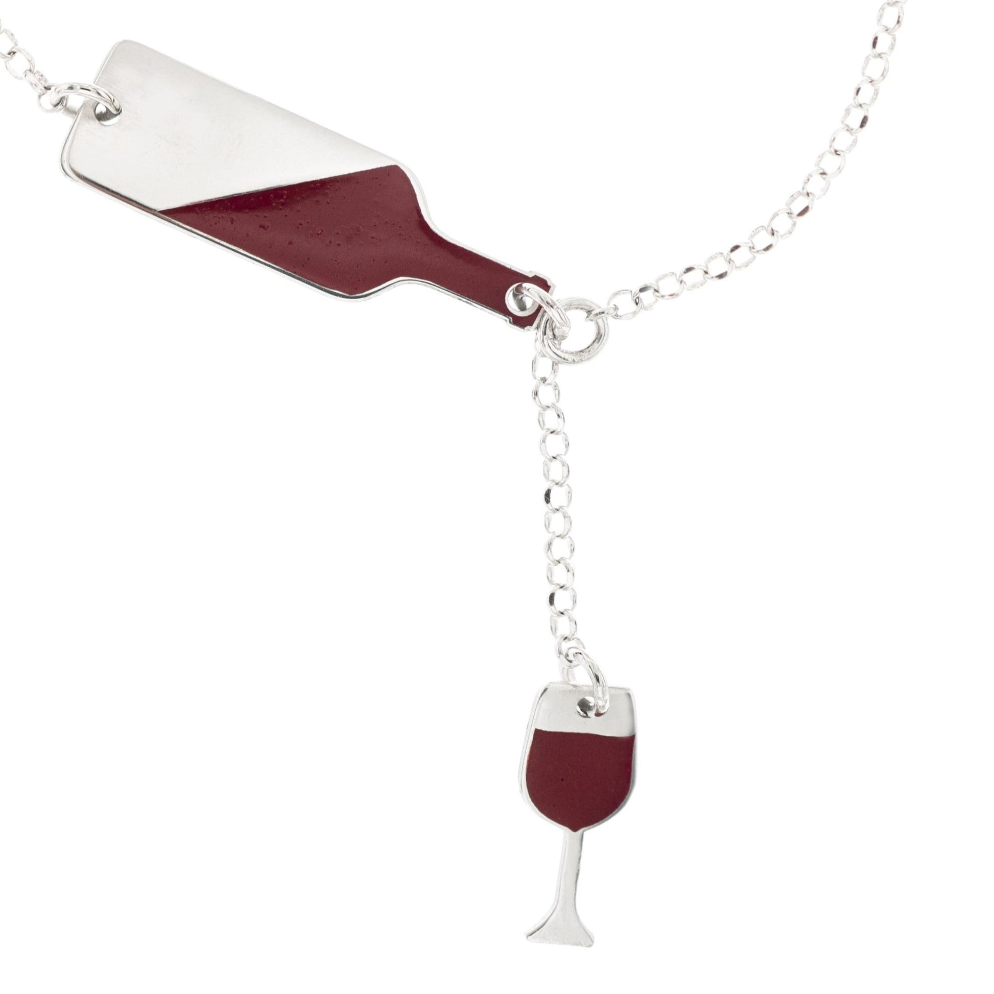  bracciale in argento con un design unico: una bottiglia di vino stilizzata smaltata di rosso, a cui è collegato un piccolo calice pendente. La bottiglia, smaltata obliqua, ricorda il vino mentre si versa, il calice completa il tema con eleganza. La catenina è sottile, con chiusura a moschettone regolabile, ideale per un look raffinato e originale. Perfetto per gli amanti del vino, questo gioiello aggiunge un tocco di stile e passione al polso. dettaglio 