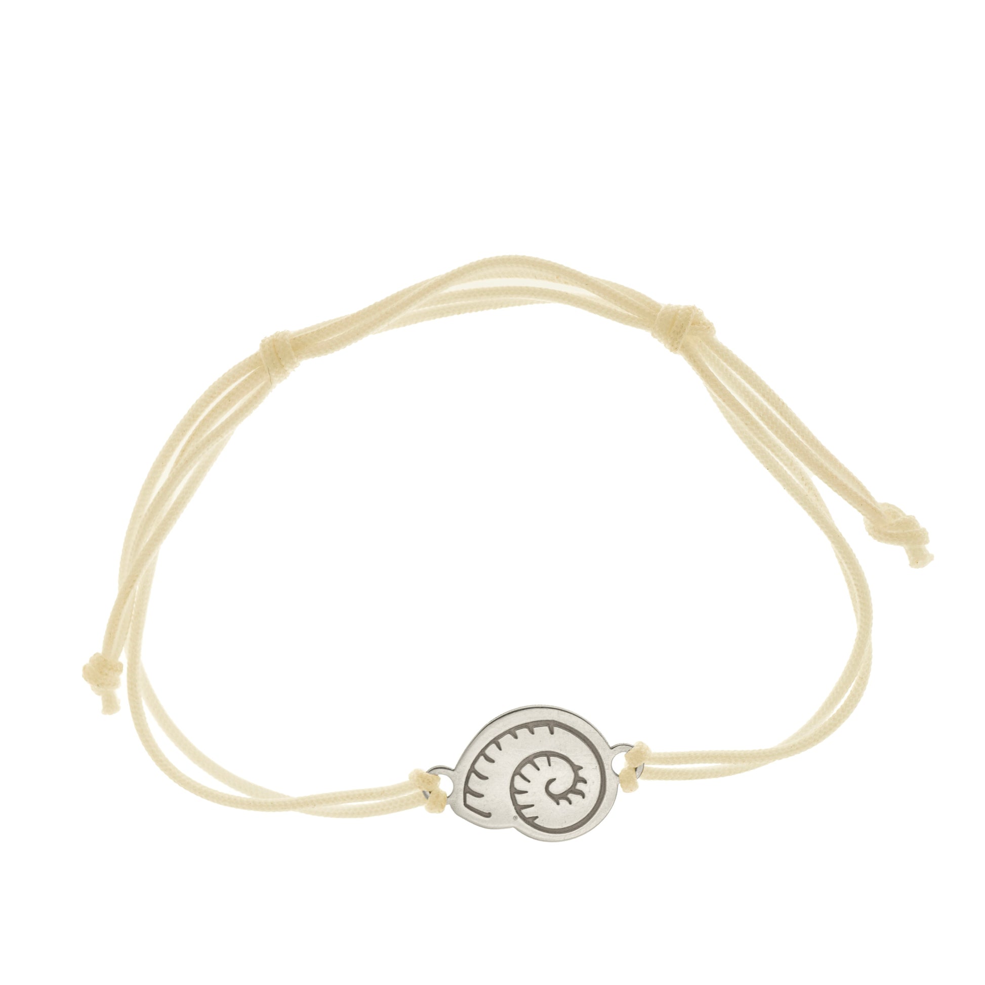 Bracciale artigianale con conchiglia sagomata in argento 925 anallergico, alta 11 mm. La superficie è lucida e luminosa, mentre il retro è liscio e personalizzabile con una piccola dedica. Leggero, comodo e resistente, è un gioiello simbolico che richiama il mare e i ricordi. Ideale come regalo per un’amica, per una persona speciale o per te. Fatto a mano in un laboratorio orafo a Livorno.
