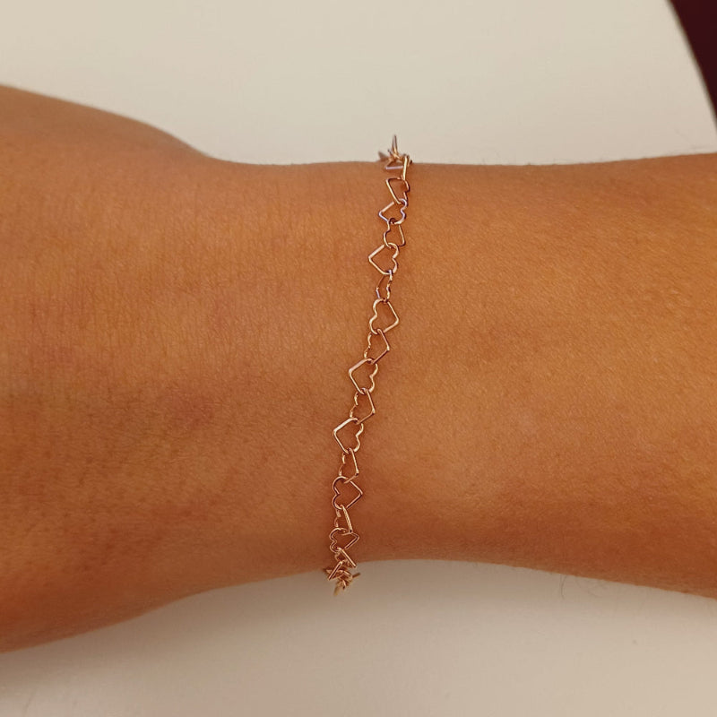 Immagina un bracciale delicato e leggero, composto da una fila di piccoli cuori, questo bracciale è realizzato con un sottile filo d’argento, lucido e liscio al tatto. Il design è semplice ma ricco di significato, ideale per chi ama dettagli raffinati e romantici. Il bracciale, venduto dal nostro laboratorio orafo a Livorno, scivola dolcemente sul polso, regalando una sensazione di leggerezza e una carezza che accompagna ogni movimento.