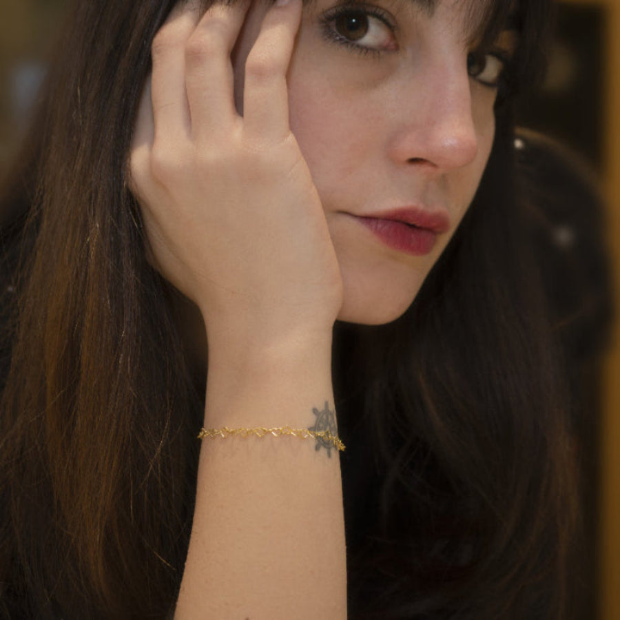 Immagina un bracciale delicato e leggero, composto da una fila di piccoli cuori, questo bracciale è realizzato con un sottile filo d’argento, lucido e liscio al tatto. Il design è semplice ma ricco di significato, ideale per chi ama dettagli raffinati e romantici. Il bracciale, venduto dal nostro laboratorio orafo a Livorno, scivola dolcemente sul polso, regalando una sensazione di leggerezza e una carezza che accompagna ogni movimento.