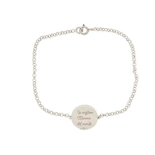 Bracciale in argento 925 con una catena sottile e morbida al polso.
Al centro, un medaglione rotondo piatto, spesso circa 1 mm, dal diametro di circa 2 cm.
È completamente liscio al tatto e molto lucido.
Sopra è incisa la frase “La migliore Mamma del mondo” in caratteri eleganti, percettibili al tatto ma non in rilievo forte.
Il bracciale è leggero, comodo da indossare ogni giorno, e trasmette un messaggio affettuoso.