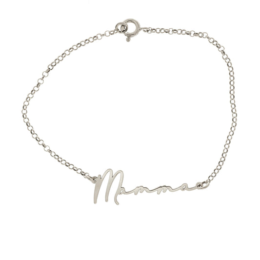 Bracciale sottile e leggero in argento 925, con catena a maglia fine e chiusura ad anello a molla. Al centro, una scritta liscia e lucida in corsivo: "Mamma", tagliata in un unico pezzo di metallo, con la lettera “M” leggermente più alta e curva. Il metallo è liscio al tatto, senza spigoli, con una finitura brillante. Il bracciale è morbido al polso e pensato per un uso quotidiano, leggero e confortevole.
