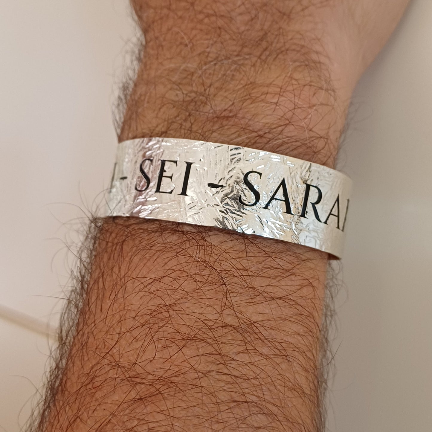 Bracciale Medium in argento 925, alto 3 cm, con incisione interna personalizzabile. Elegante, artigianale e ricco di significato.