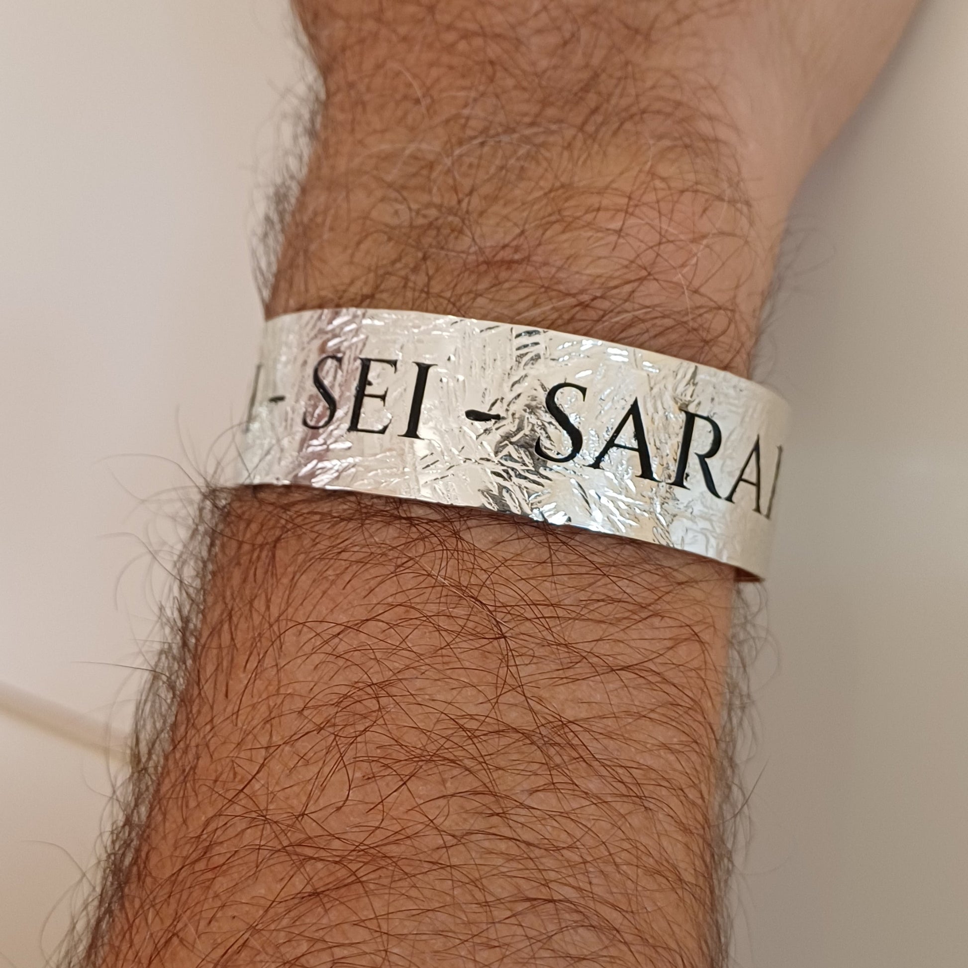 Bracciale Medium in argento 925, alto 3 cm, con incisione interna personalizzabile. Elegante, artigianale e ricco di significato.