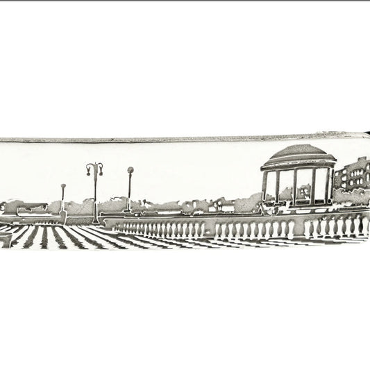 Bracciale in argento 925 e caucciù nero, con targa rettangolare lunga 45 mm e alta 10 mm. La superficie è incisa con il paesaggio della Terrazza Mascagni, simbolo di Livorno. Il caucciù è  comodo al polso. Perfetto per chi ama il mare, la città o vuole un gioiello artigianale e ricco di significato.
