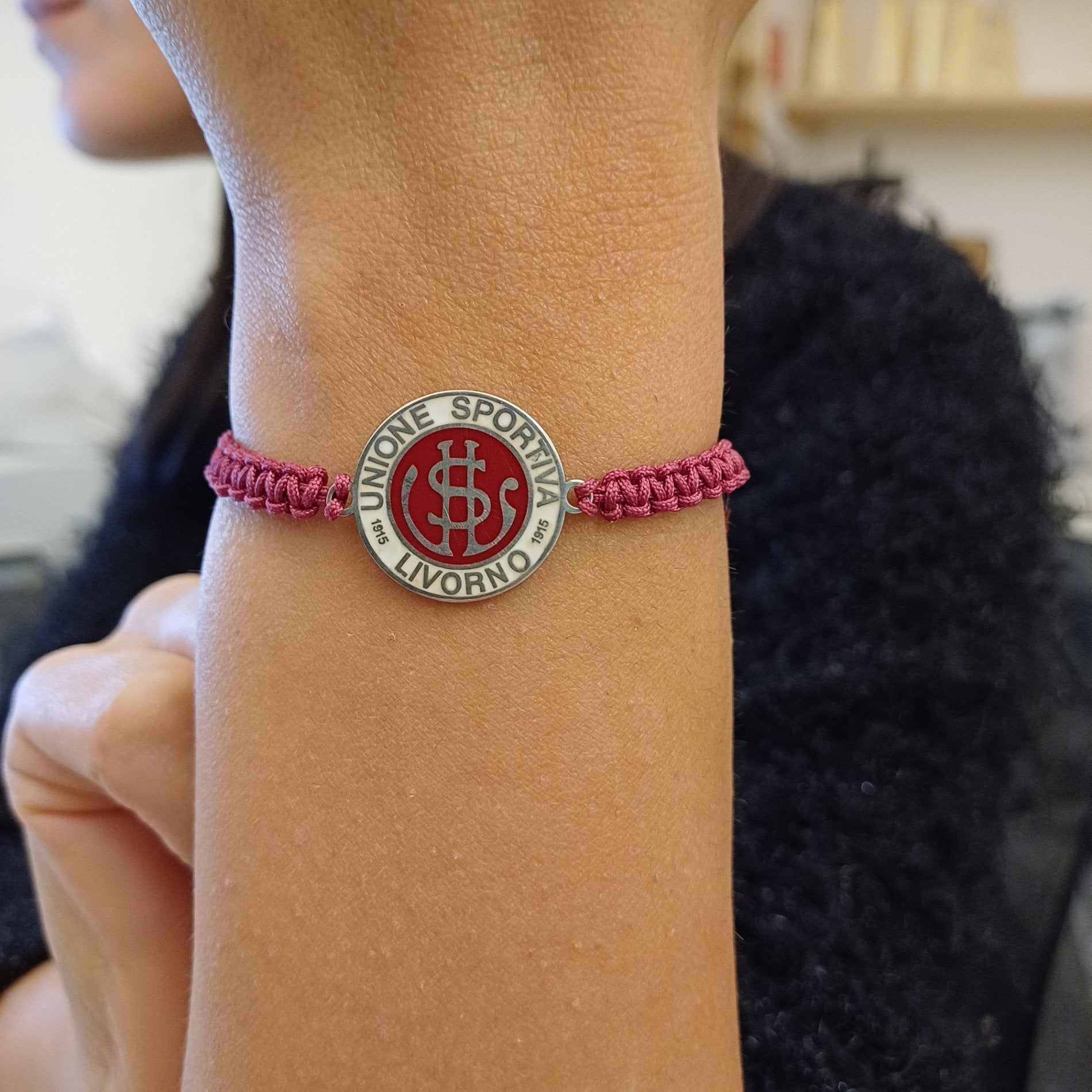 Bracciale dell'US Livorno è un gioiello esclusivo in argento 925 , realizzato con cura artigianale nel nostro laboratorio orafo a Livorno . Il design, elegante e unico, è ottenuto grazie a un'incisione laser precisa e una finitura smaltata a caldo , che aggiunge un tocco di colore e profondità. Un accessorio perfetto per chi desidera portare con sé il simbolo della propria squadra del cuore, unendo passione sportiva e artigianalità. 