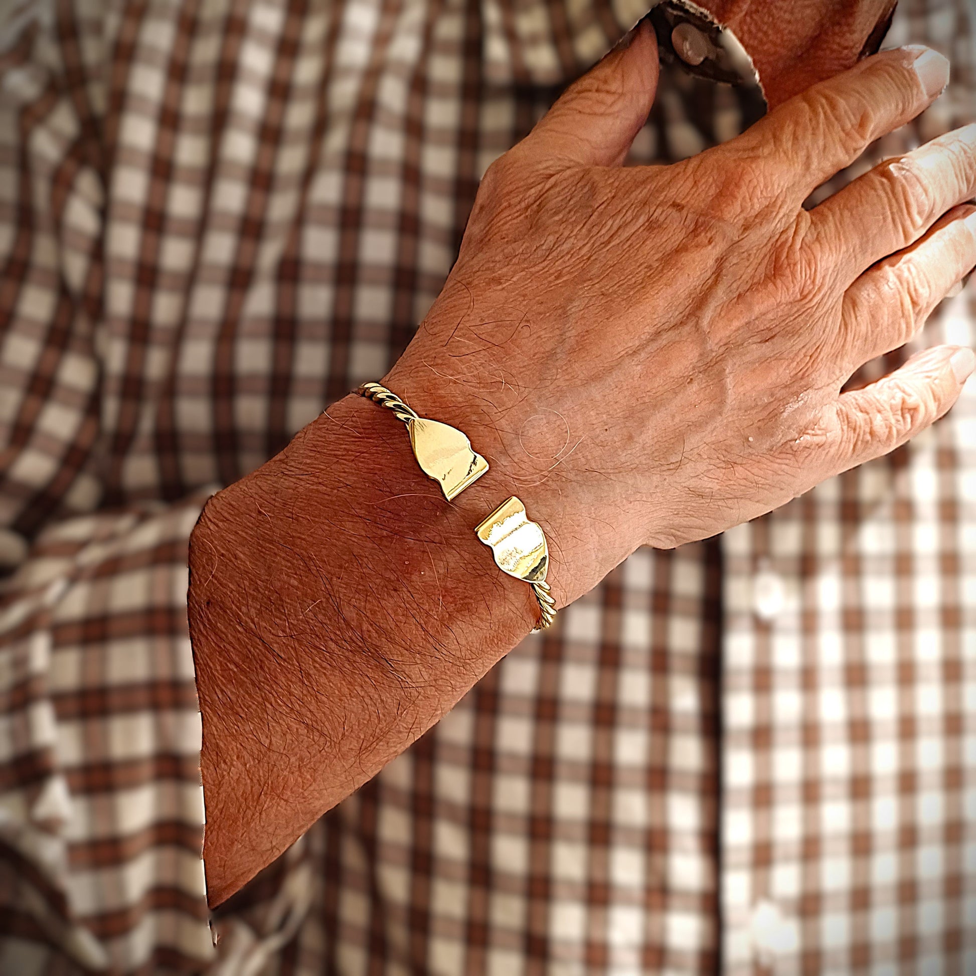 Bracciale cordone livornese in oro 18 kt indossato al polso, realizzato a mano nel nostro laboratorio orafo a Livorno