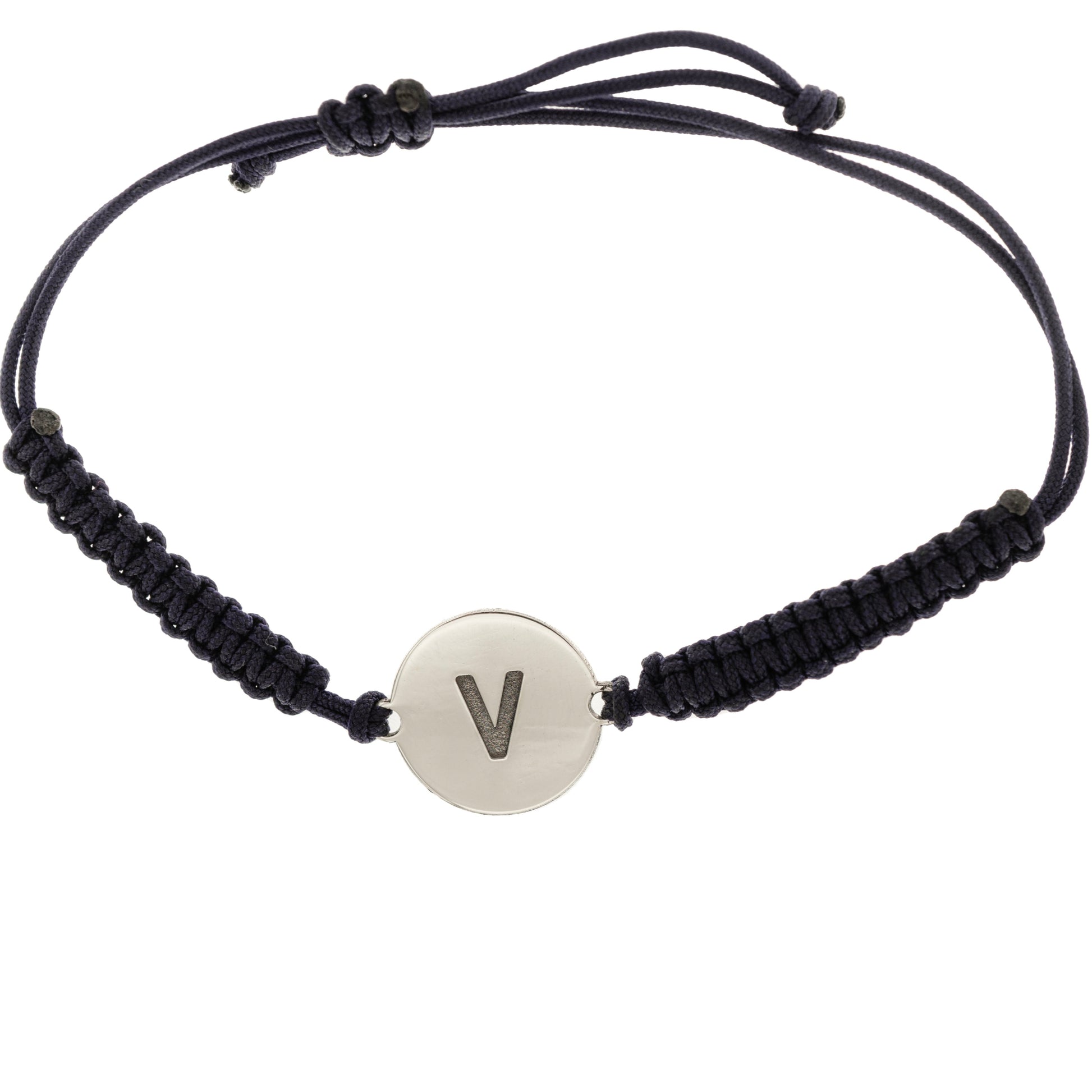 Bracciale artigianale in argento 925 con cordino colorato e medaglia tonda da 1,5 cm. Personalizzabile con la lettera incisa a scelta. Un gioiello unico, adatto a tutte le età.