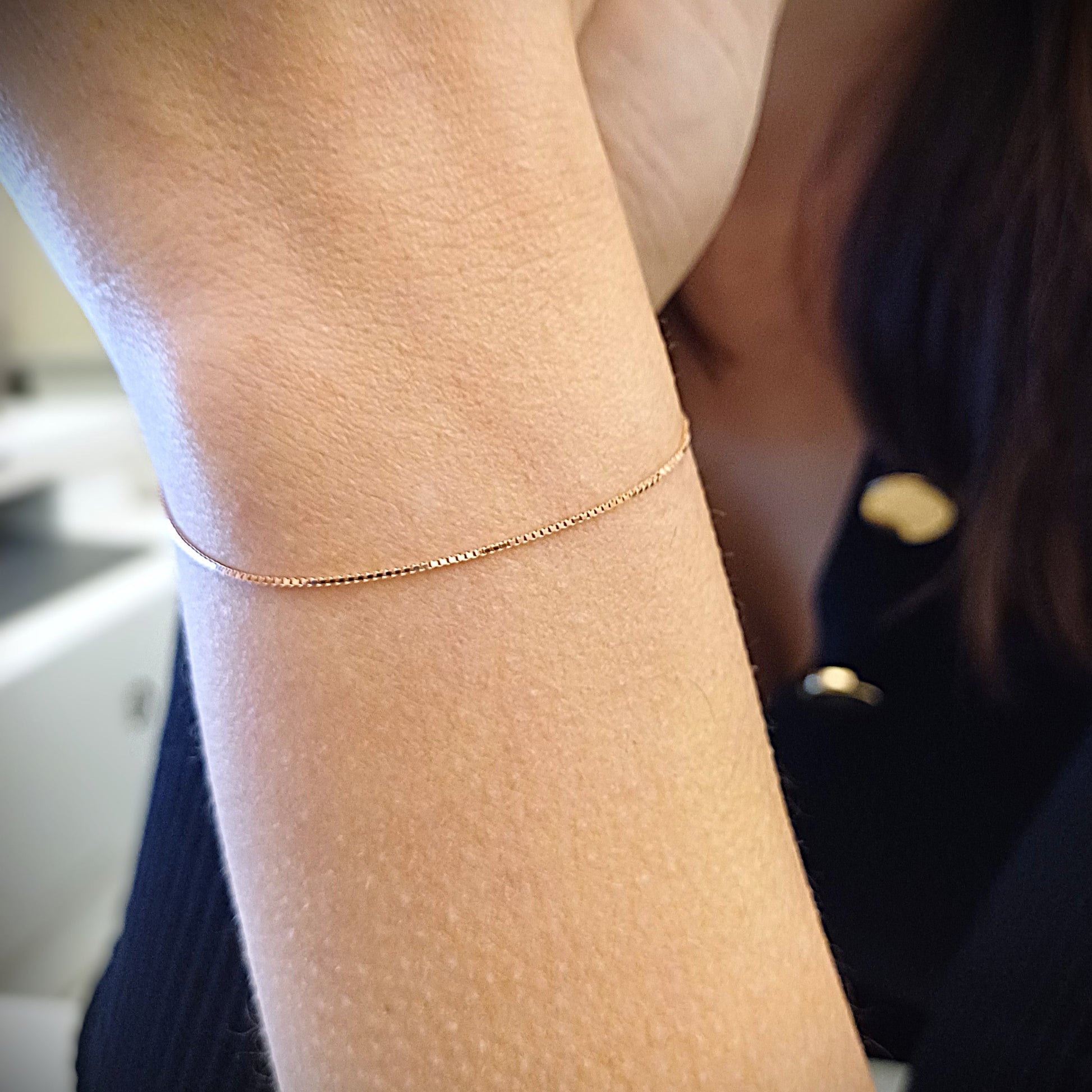 Bracciale saldato al polso realizzato nel nostro laboratorio orafo a Livorno, un’esperienza unica da vivere e portare sempre con sé