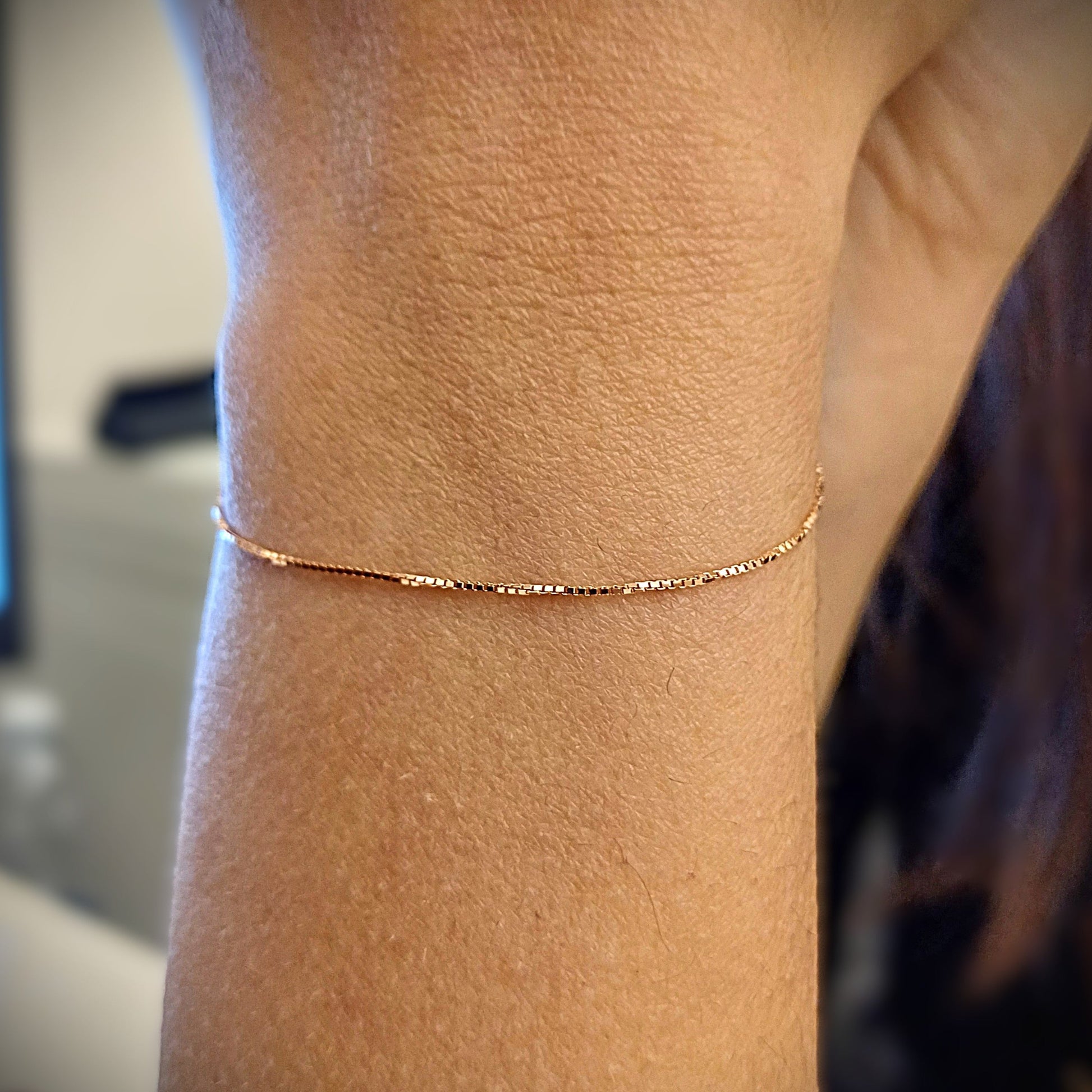 Bracciale saldato al polso realizzato nel nostro laboratorio orafo a Livorno, un’esperienza unica da vivere e portare sempre con sé
