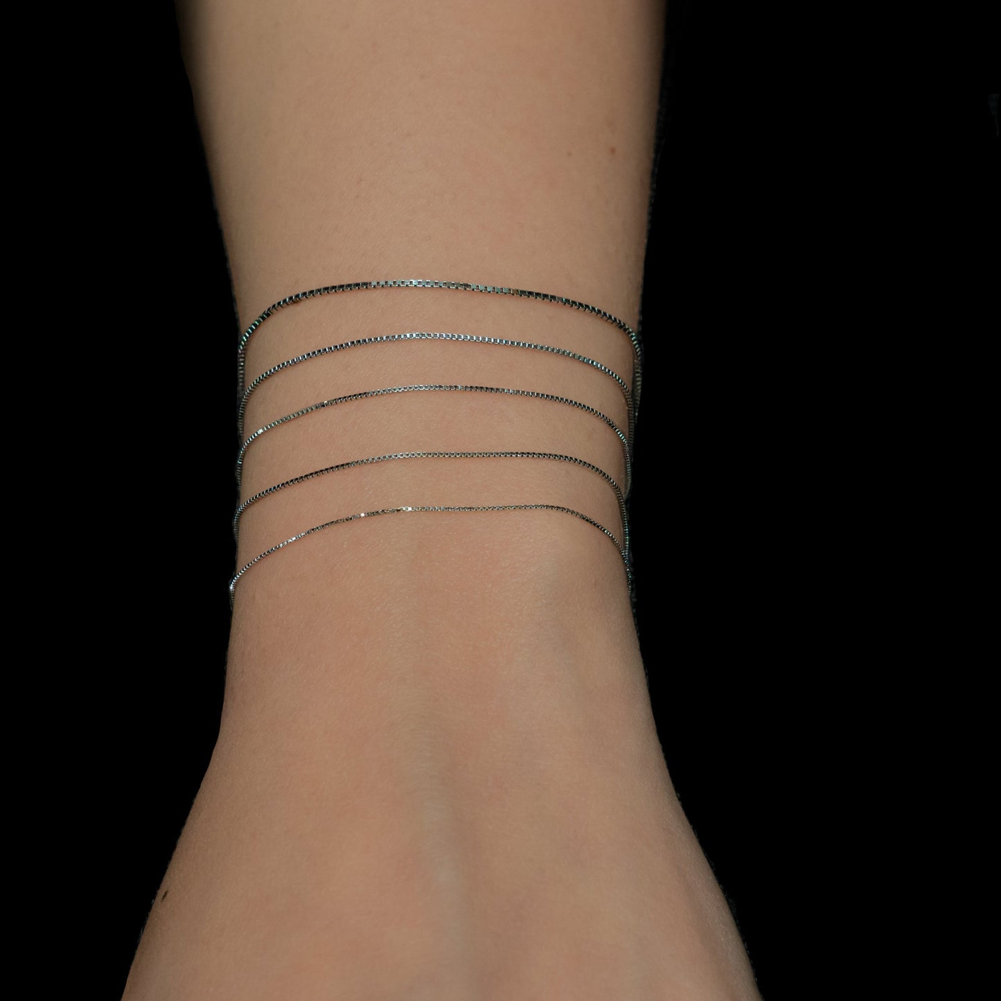 Bracciale saldato al polso realizzato nel nostro laboratorio orafo a Livorno, un’esperienza unica da vivere e portare sempre con sé