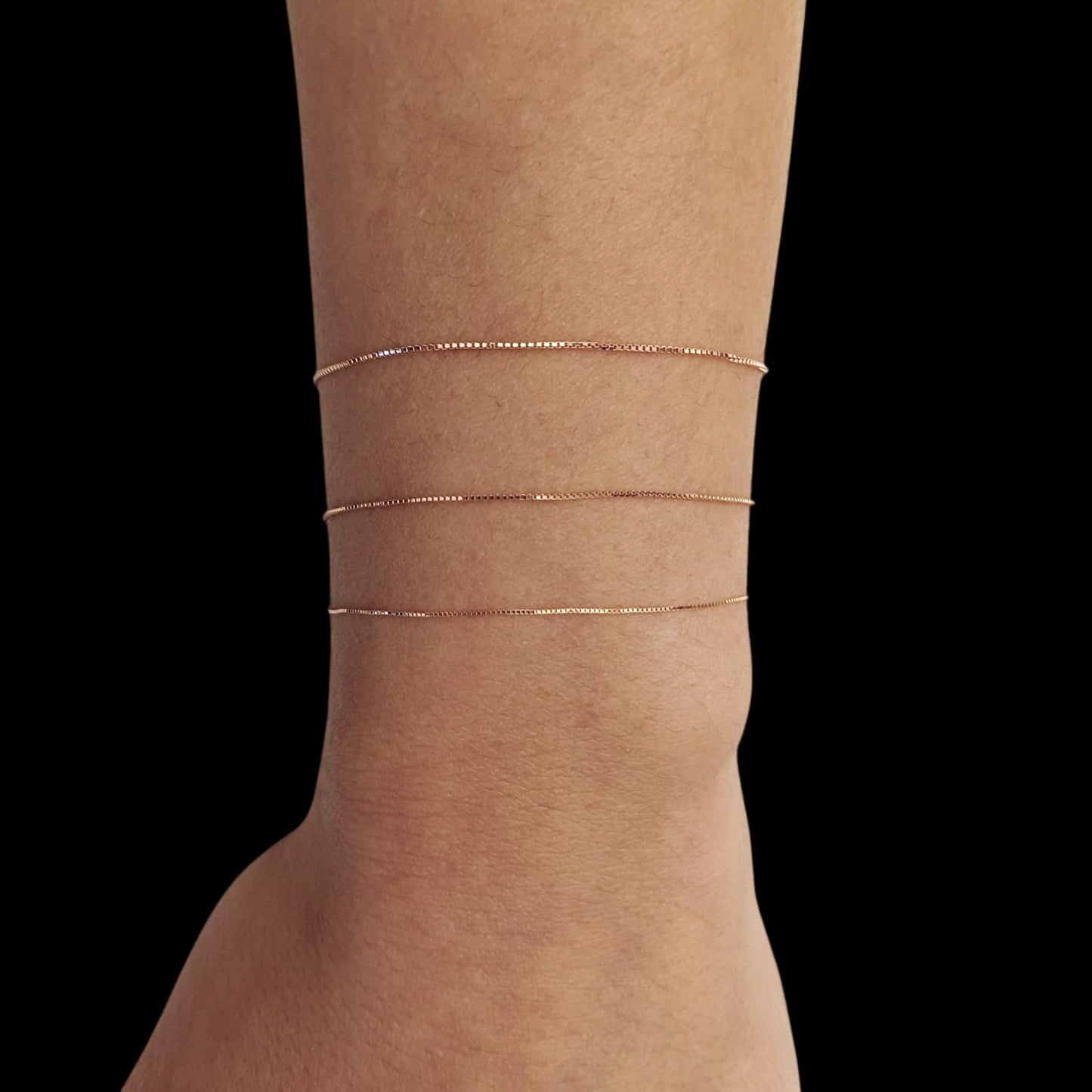 Bracciale saldato al polso realizzato nel nostro laboratorio orafo a Livorno, un’esperienza unica da vivere e portare sempre con sé