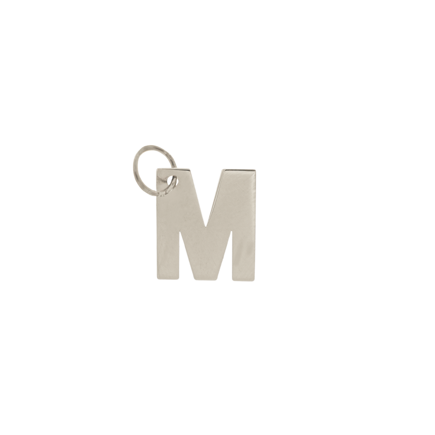 Ciondolo lettera "M" in oro giallo, bianco o argento 925°, rifinito a mano. Altezza 10 mm. Un gioiello semplice, raffinato e personalizzabile, perfetto per portare sempre con sé l’iniziale di una persona cara.