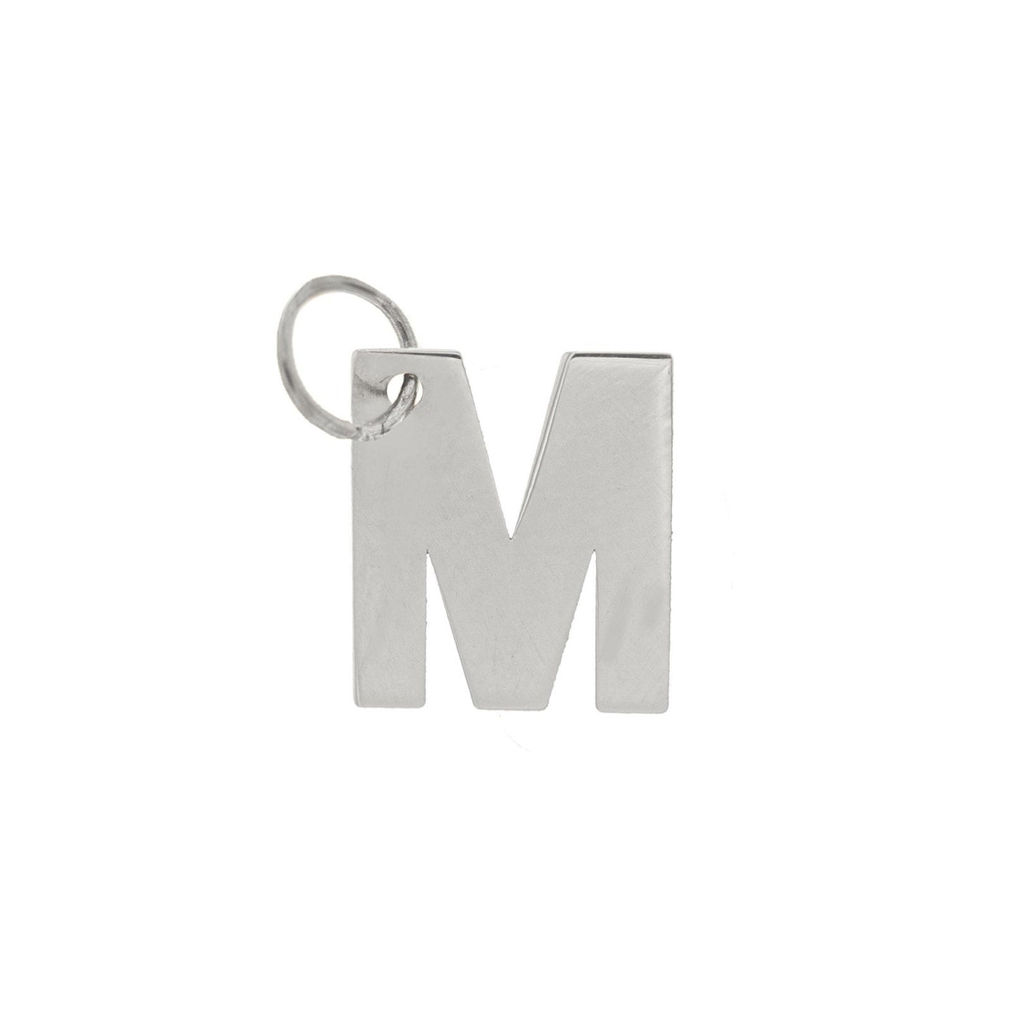 Ciondolo lettera "M" in oro giallo, bianco o argento 925°,  rifinito a mano. Altezza 10 mm. Un gioiello semplice, raffinato e personalizzabile, perfetto per portare sempre con sé l’iniziale di una persona cara.