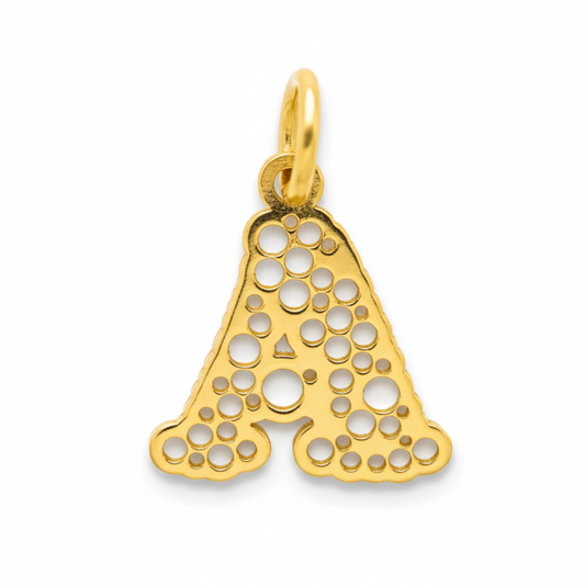 Ciondolo in oro a forma di lettera personalizzabile. Design traforato moderno e luminoso, prezzo 40 €.