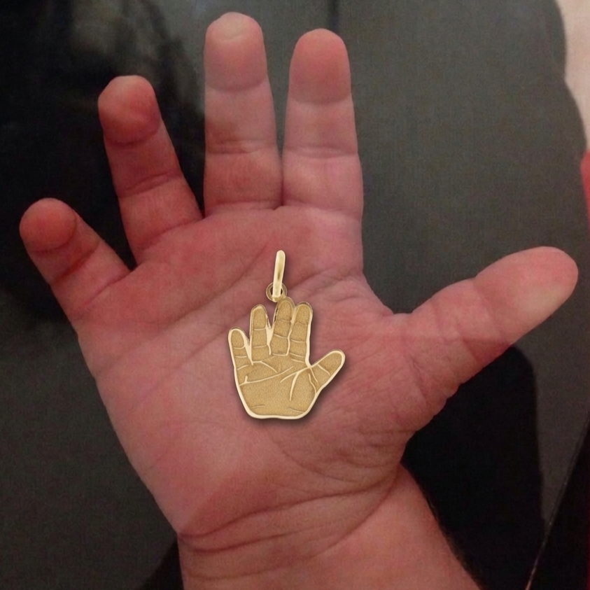 Ciondolo personalizzato con la mano reale di un bambino realizzato da foto in oro 750 da Martini Gioielli