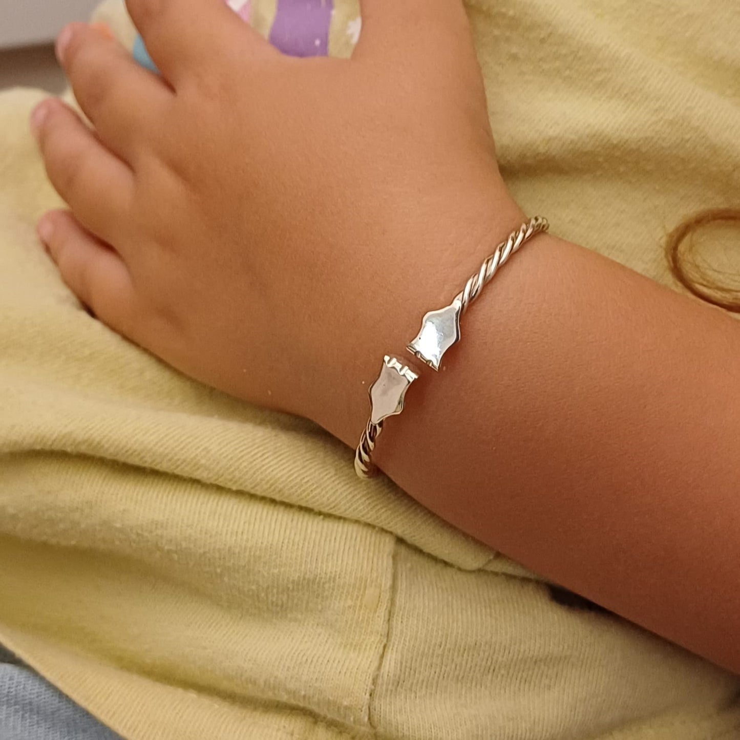 Cordone livornese indossato da una bambina, ideale come regalo nascita o battesimo