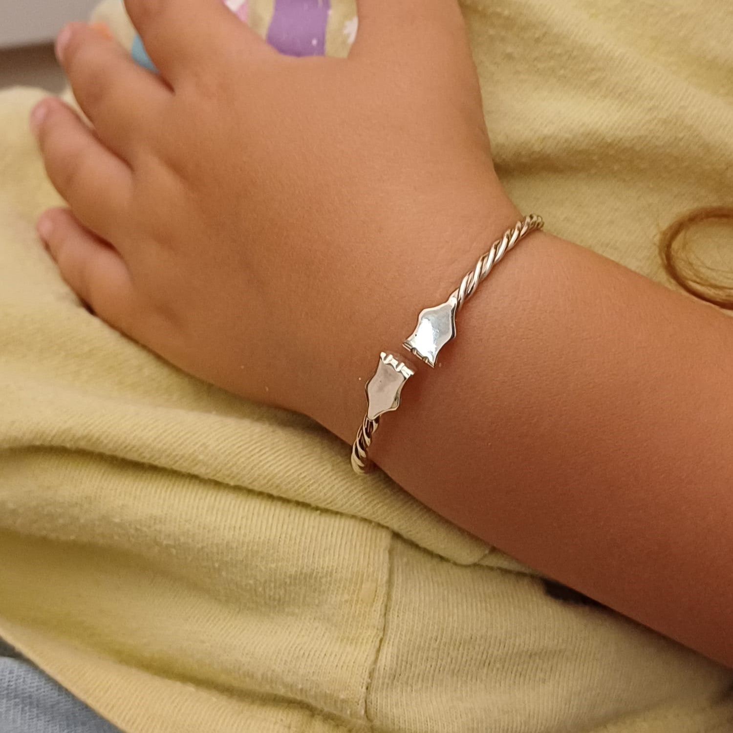 Cordone livornese indossato da una bambina, ideale come regalo nascita o battesimo