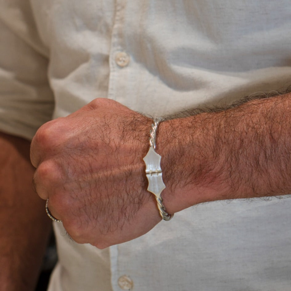 Bracciale cordone livornese in argento 925 indossato al polso, realizzato artigianalmente a Livorno