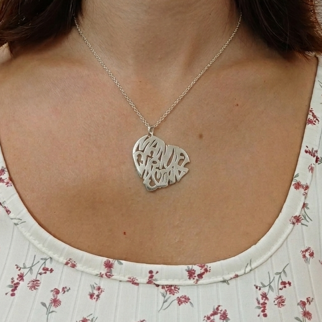 Ciondolo cuore con nomi personalizzati in argento 925 indossato al collo