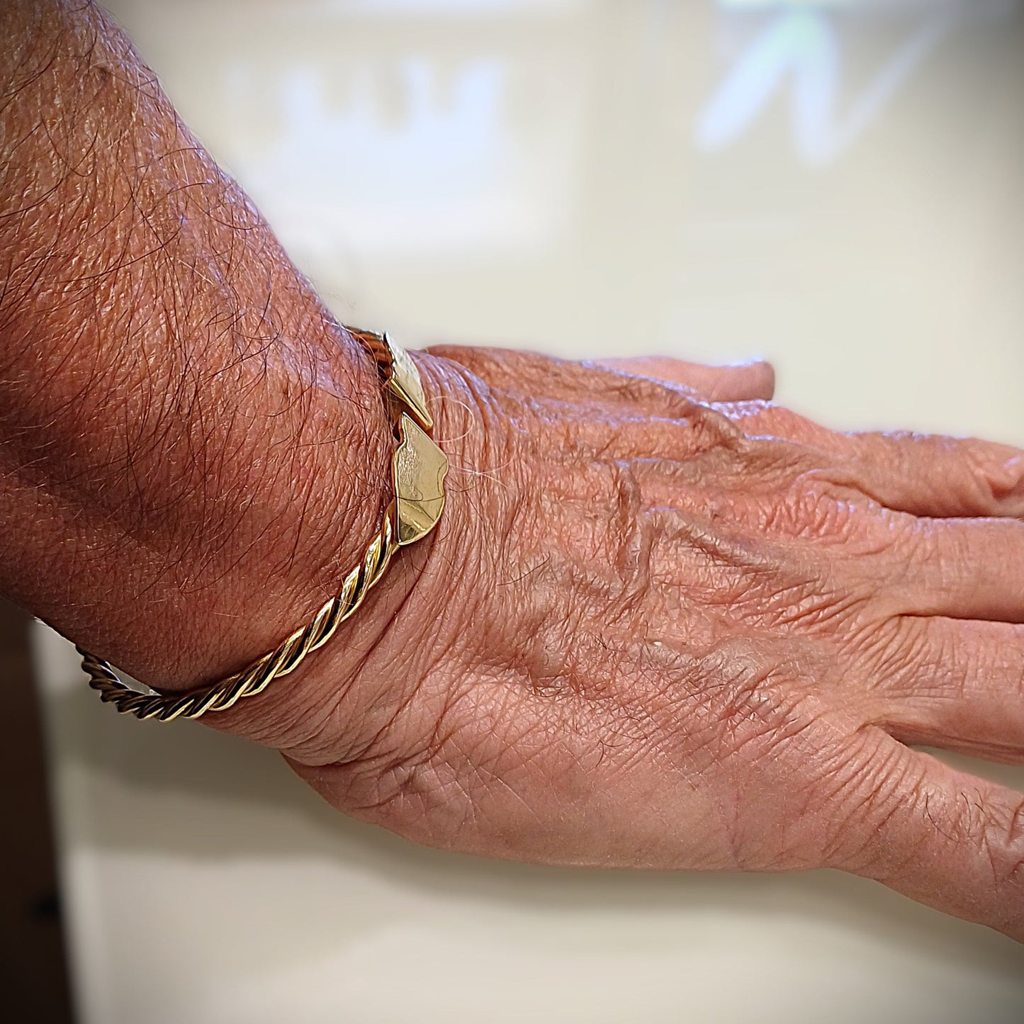 Dettaglio del bracciale cordone livornese in oro 18 kt indossato, lavorazione artigianale livornese