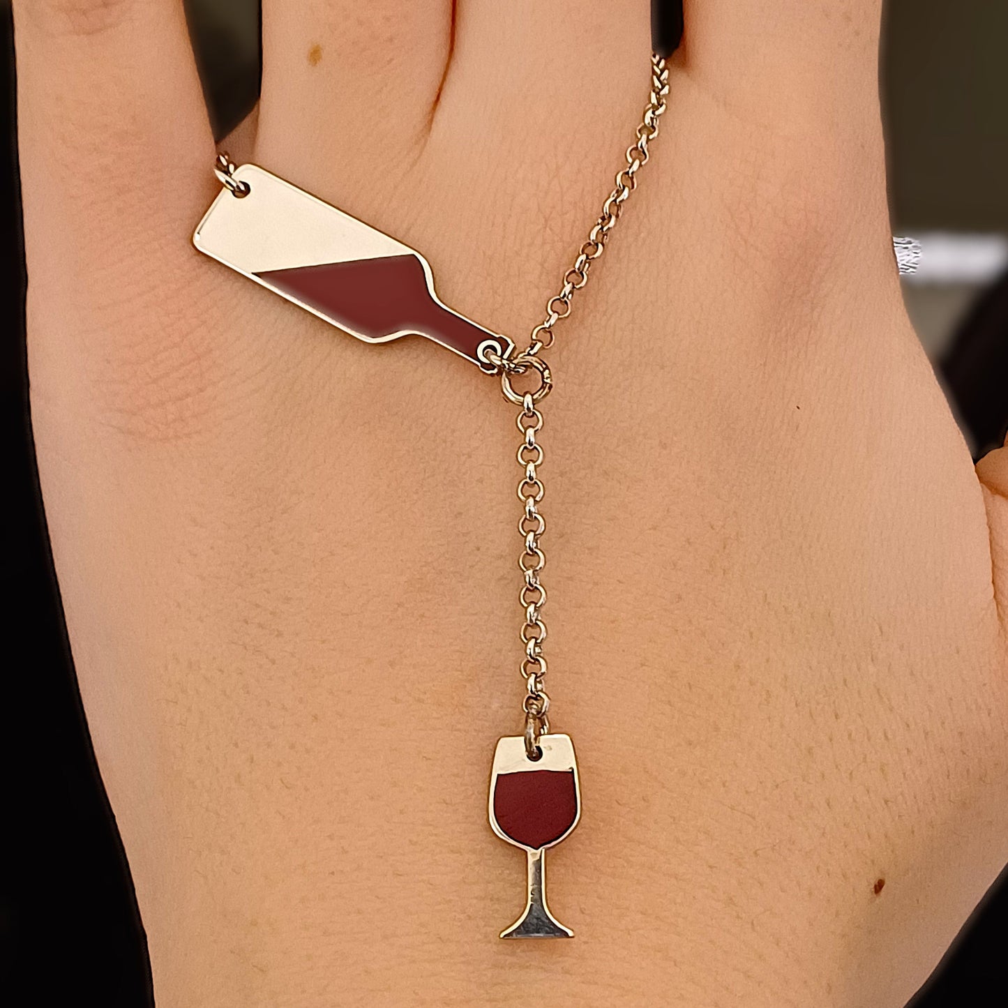 Dettaglio collana bottiglia e calice vino smaltato in argento 925