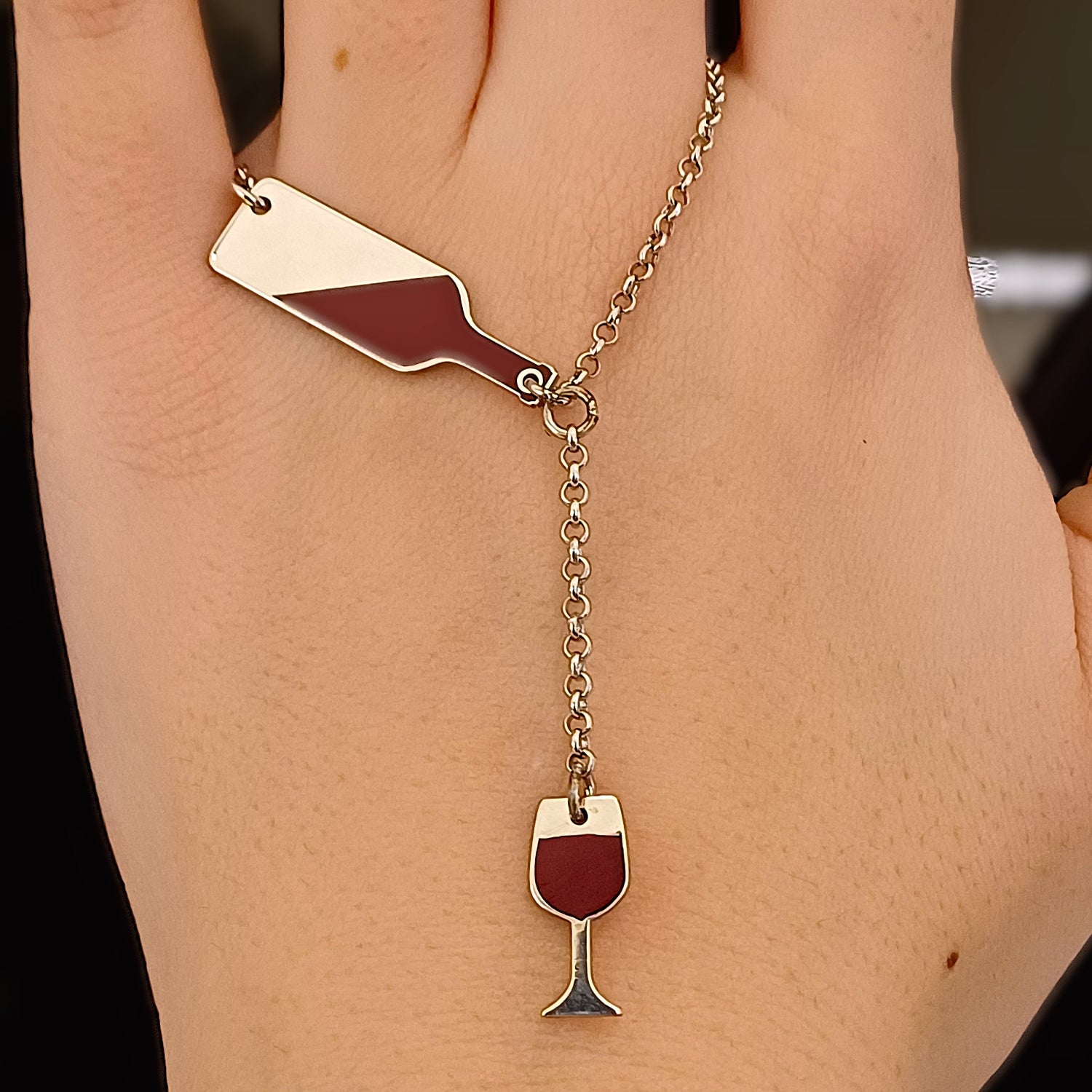 Dettaglio collana bottiglia e calice vino smaltato in argento 925