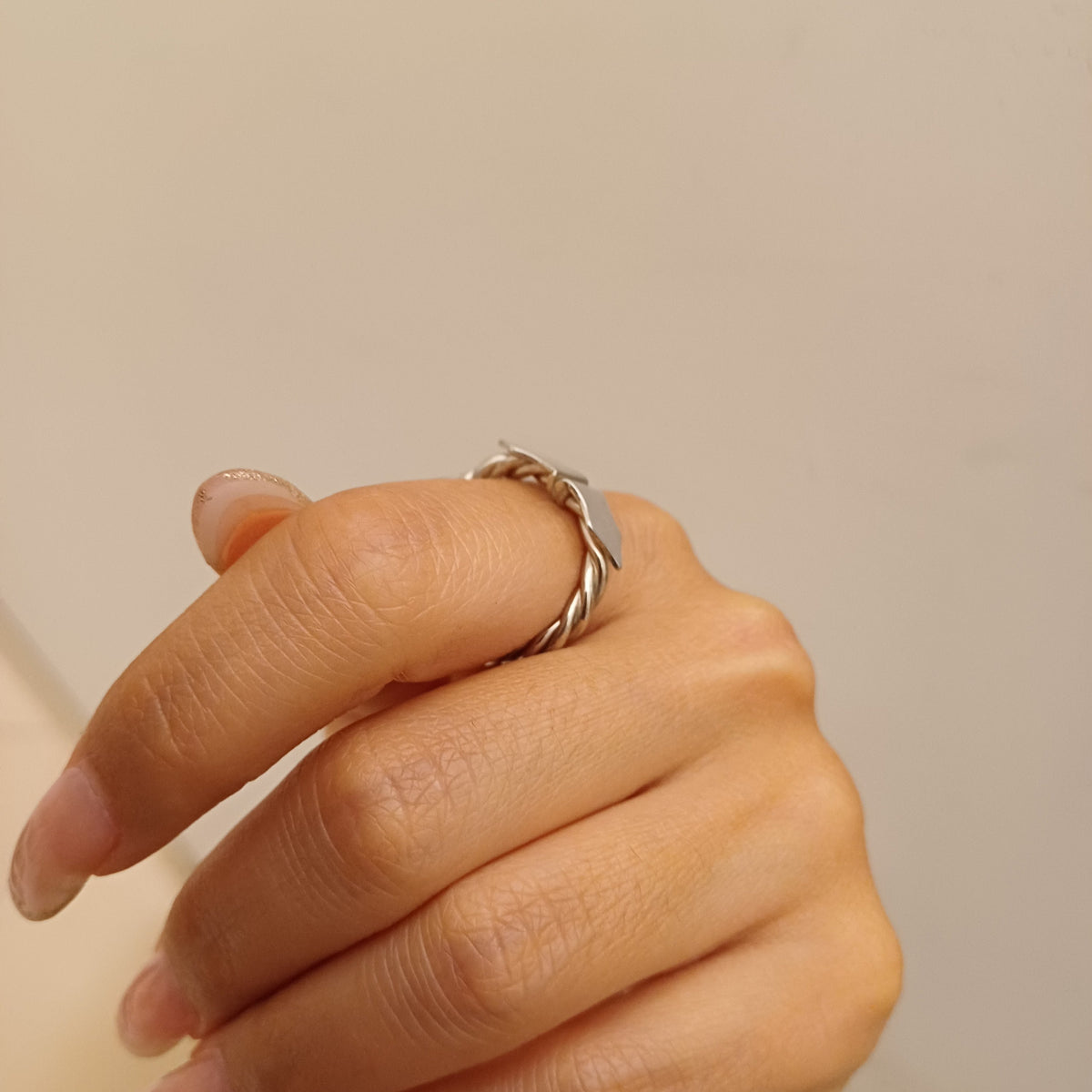 Dettaglio laterale dell'Anello Cordone Livornese in argento 925 indossato, con gambo ritorto e profilo della testina