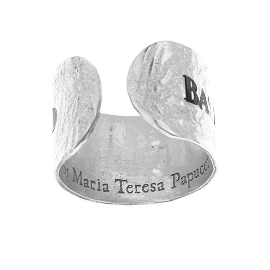 Anello Medium con fascia alta di 13 mm in argento 925, realizzato a mano nel nostro laboratorio orafo, con incisione personalizzabile e smaltatura. Vista dell'incisione interna, personalizzata e numerata