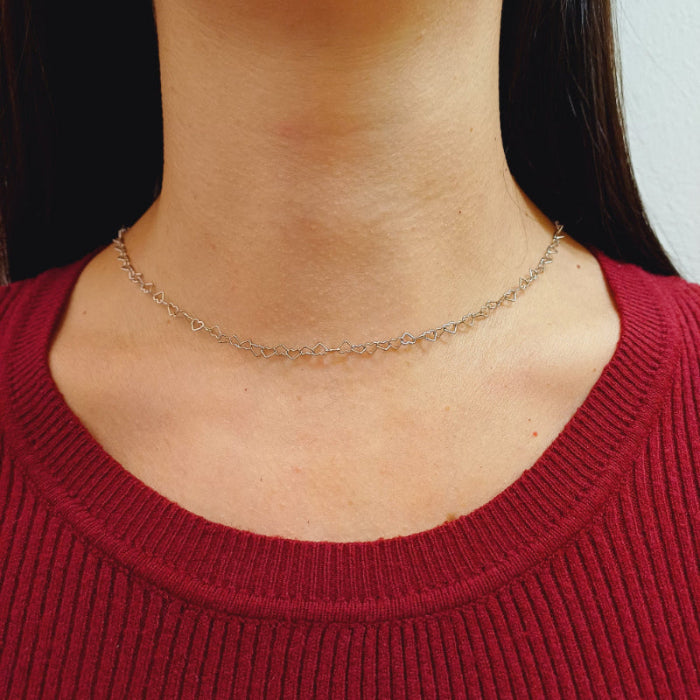 Questo girocollo sottile è formato da una catena delicata composta interamente da piccoli cuoria filo, traforati e collegati tra loro. Disponibile in argento 925  nelle tre varianto Bianco, Dorato e Ramato, è un gioiello esclusivo dal design leggero e raffinato.    Venduto nel nostro laboratorio orafo di Livorno, è pensato per chi ama eleganza e semplicità, perfetto sia per il quotidiano che per occasioni speciali.