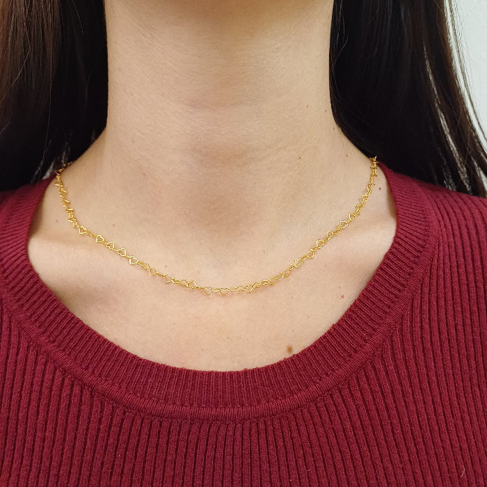 Questo girocollo sottile è formato da una catena delicata composta interamente da piccoli cuoria filo, traforati e collegati tra loro. Disponibile in argento 925  nelle tre varianto Bianco, Dorato e Ramato, è un gioiello esclusivo dal design leggero e raffinato.    Venduto nel nostro laboratorio orafo di Livorno, è pensato per chi ama eleganza e semplicità, perfetto sia per il quotidiano che per occasioni speciali.